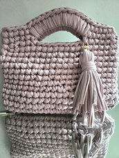 Borsa in crochet rosa antico con presa a mano