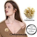 20232091 spilla beige, grande spilla beige in resina imitazione pietre vere, spilla perline, spilla fatta a mano, spilla unica idea regalo per lei by  OMHANDeMADE 