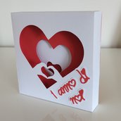 Quadretto shadow box di carta con mani cuore 