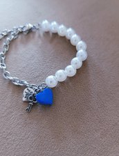 Bracciale perle e cuore blu