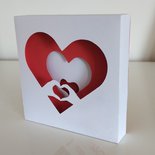 Quadretto shadow box di carta con mani cuore 