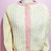 Titolo: Cardigan ad uncinetto Panna e Rosa - eleganza Artigianale conantico  