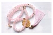 Collana in perle di  quarzo rosa con pendente oro e nappina in seta