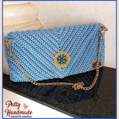 Pochette azzurra realizzata ad uncinetto