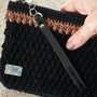 Pochette nera all'uncinetto