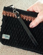 Pochette nera all'uncinetto