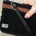 Pochette nera all'uncinetto