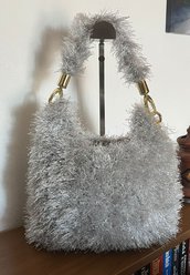 Borsa all'uncinetto modello hobo bag in cordino inda fur argento fatta a mano