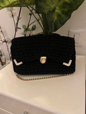 Borsa foderata in cordino blu navy lavorato all'uncinetto con punte angolari in metallo dorato