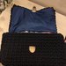 Borsa foderata in cordino blu navy lavorato all'uncinetto con punte angolari in metallo dorato