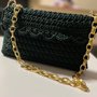 Pochette foderata all'uncinetto in cordino swan verde con tracolla in metallo dorato