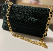 Pochette foderata all'uncinetto in cordino swan verde con tracolla in metallo dorato