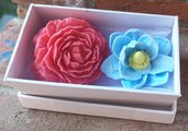 Scatola regalo con fiori di sapone profumati 