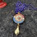 Collana cristalli e ciondolo tondo rosso e blu in ceramica.