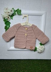 Cardigan neonato color rosa antico in lana merinos fatto a mano