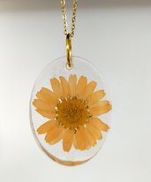 Collana con ciondolo in resina e fiori.