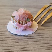 Torta in miniatura con savoiardi e rose per casa delle bambole, scala 1:12, fatta a mano, pasticceria per casa delle bambole, dolce in miniatura