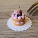 Torta in miniatura con rose e more per casa delle bambole, scala 1:12, fatta a mano, pasticceria per casa delle bambole, dolce in miniatura