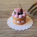 Torta in miniatura con rose e more per casa delle bambole, scala 1:12, fatta a mano, pasticceria per casa delle bambole, dolce in miniatura