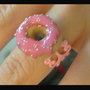 Anello filigrana rosa con ciambella donuts alla fragola