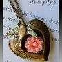 "LOVE IS IN THE AIR" NECKLACE-COLLANA CON LOCKET PORTAFOTO VINTAGE VITTORIANO CON CABOCHON FIORE E RONDINE