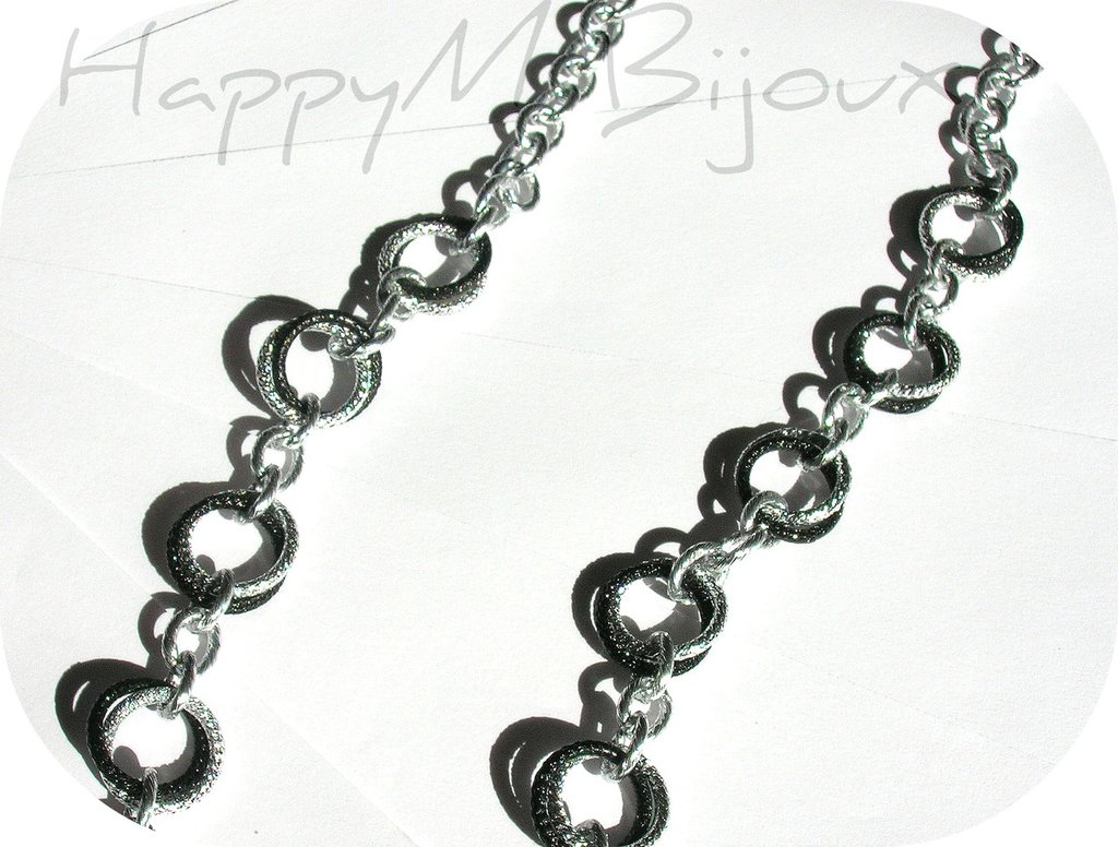 Collana con ciondolo in oro bianco 18k con smeraldo centrale e contorno in diamanti | GV