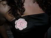 Spilla con Rosa creata all'uncinetto rosa e bianca