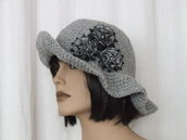 Cappello in lana grigio con fiori
