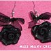 Orecchini pendenti in fimo cernit con rosellina e fiocchetto neri