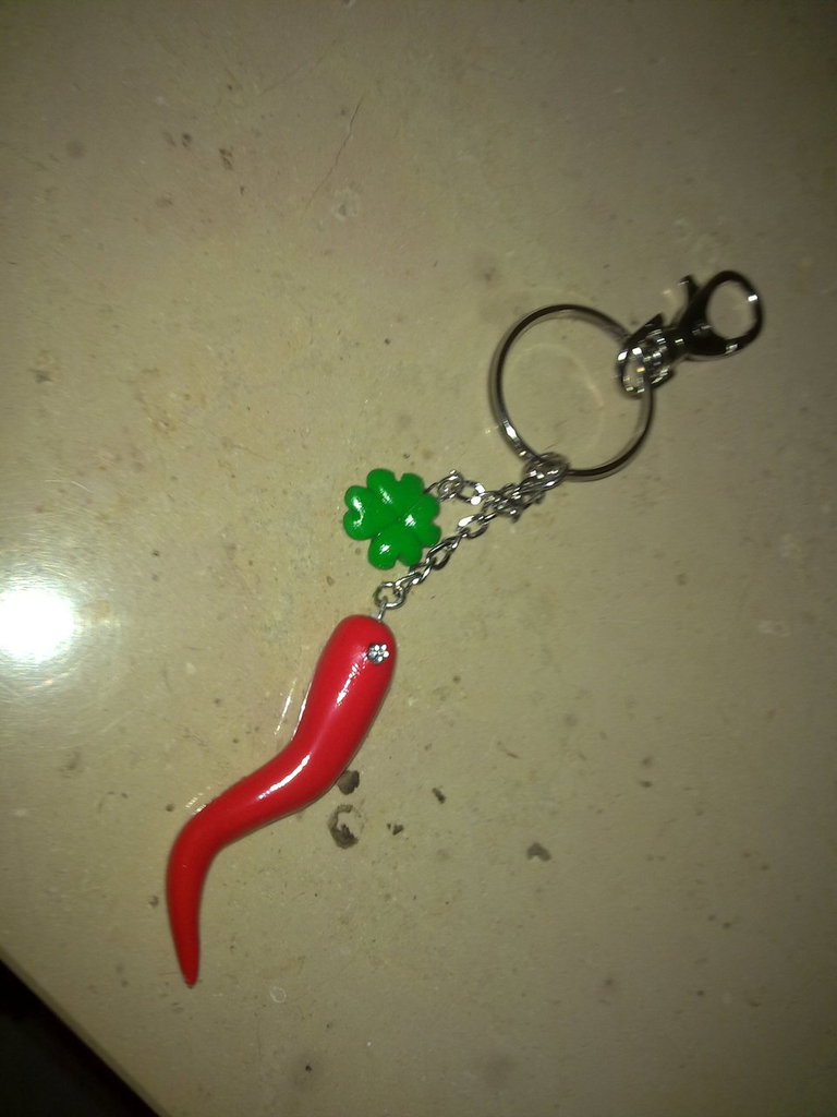 Orecchini Donna A Cerchio Con Ciondolo Corno Portafortuna – Acciaio Inox 316L Anallergico, Colori Assortiti, Con Sacchetto Regalo