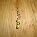 Orecchini con monachella e pendente: perle color oro e trasparente.