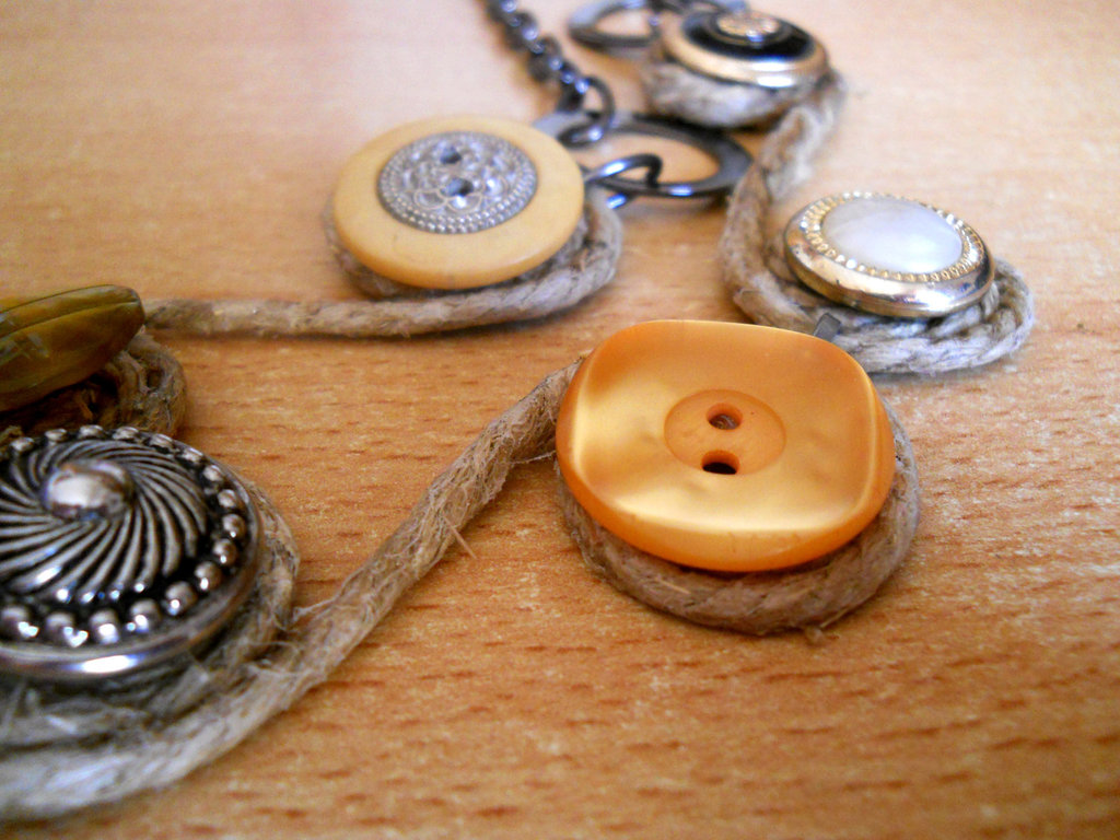 Collana con bottoni e decorazione in feltro e jeans - Gioielli - C