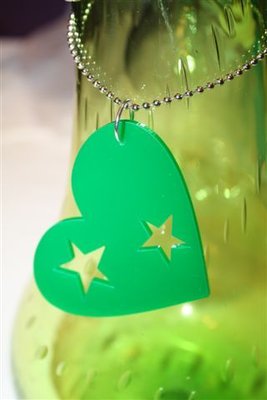 HolidayQbee Collana Donna Con Ciondoli Colorati: Cuore, Fiore, Fiocco E Ciliegia - Tono Oro