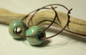 Slick Earrings - Orecchini a cerchio con perle in vetro brunito