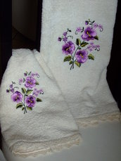 Coppia di asciugamani ecru' beige ricamati al telaio.  Pair of  bathroom towels,cream,ecru',embroidered