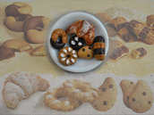 anello biscottini e cornetto con piattino in ceramica