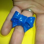 Anello regolabile con fiocco blu effetto lucido in fimo