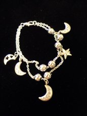 Bracciale color argento con charm's e perle in nuance