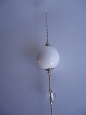 collana su catena cobra con perline resina bianche, rosa antico e metallo