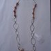 collana con perle in resina sfaccettate di varie dimensioni, perline in metallo e catene