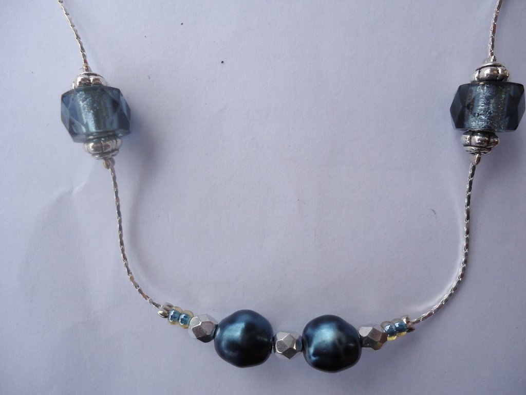collana con perle in resina sfaccettate di varie dimensioni, perlin