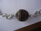 collana con perle in resina argento, dettagli in metallo e catena