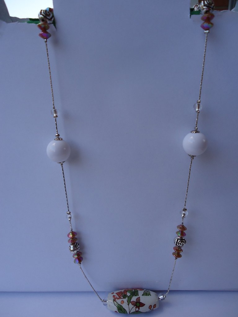 Collana in cotone grigio con perline e perle nere fatta a chiacchie