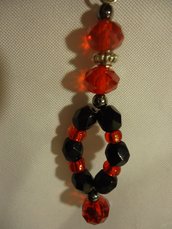 orecchini con mezzi cristalli rossi, sfaccettati di boemia neri e perle di cristallo