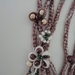 collana di lana con fiori e perle di legno