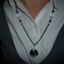 collana minimal con ciondolo stile swirl