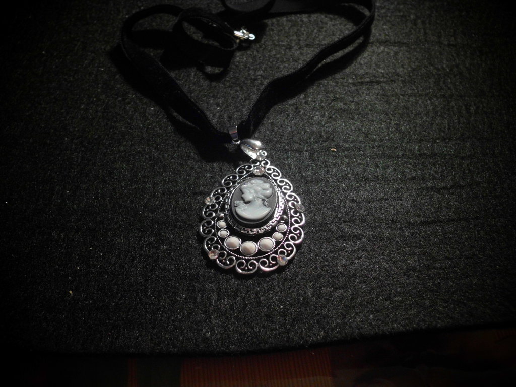 Collana con cammeo in cristallo di veleno gotico per le donne Moda