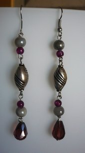 Orecchini pendenti viola grigi e metallo decorato