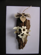 Corteccia decorata con fiori in legno