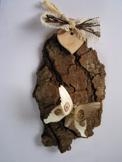 Corteccia decorata con farfalla in legno